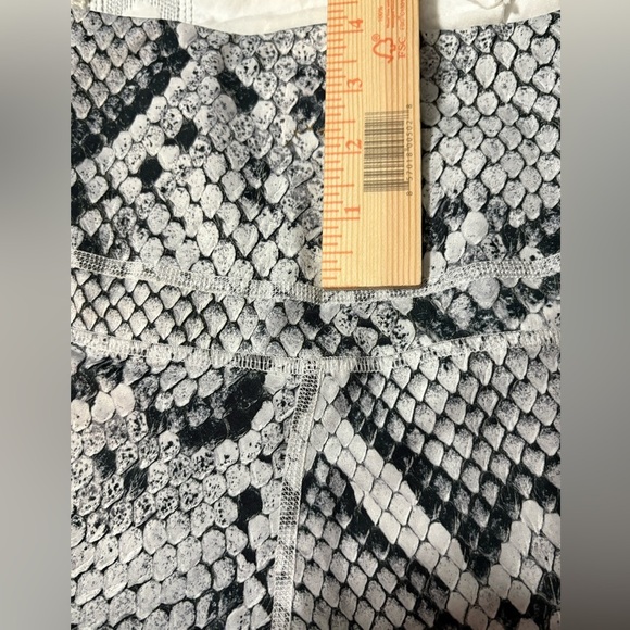 Varley High Waist Chic White and Gray Snake Print Fabric Leggings. Size M - Picture 10 of 13